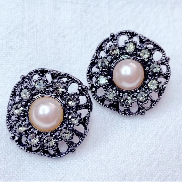 Jewelry - $3 Elegant Pearl and Crystal Earrings~New~$3 WHEN BUNDLED WITH 3 OR MORE ITEMS